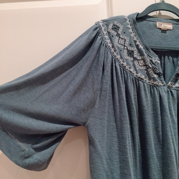 Gap Embroidered yoke flowy blue blouse - Picture 2 of 7